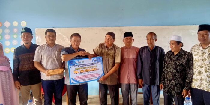 PTPN IV Kebun Plasma Madina Bantu SD IT Muhammadiyah Batahan Rp50 Juta
