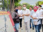 Gus Irawan Bagikan Nasi Berbuka Puasa dan Takjil ke Abang Ojol dan Betor