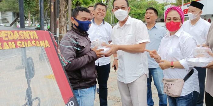 Gus Irawan Bagikan Nasi Berbuka Puasa dan Takjil ke Abang Ojol dan Betor