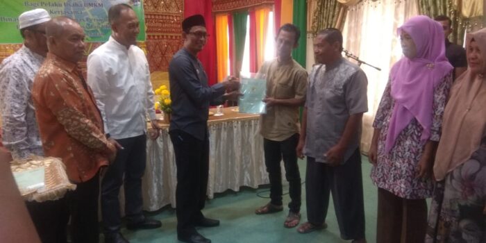 Bupati Aceh Selatan Menyerahkan Secara Simbolis Sertifikat Tanah