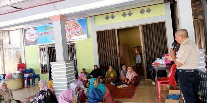 Disperindagkop Bina Ibu-Ibu di Aceh Singkil Olah Ampas Kedelai Jadi Makanan Bernilai Ekonomis