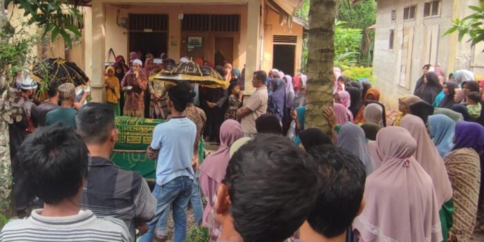Tgk Amran Antarkan Jenazah Alm Irfan Kepada Keluarga di Pasie Raja