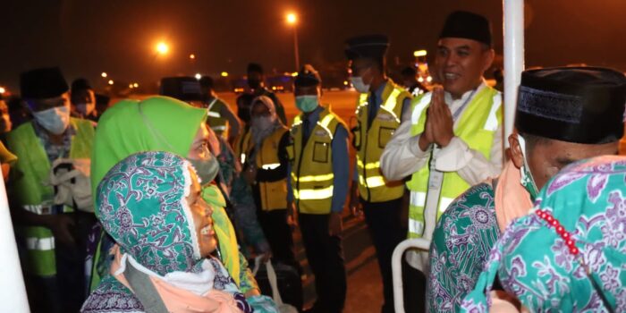 Bupati Antar Jamaah Calon Haji ke Bandara Kualanamu Medan