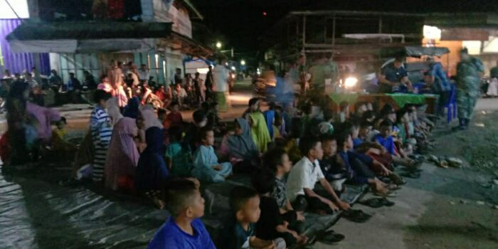 Team Trabas Bhakti Gembira Kodim Asel dan ASTA Gelar Nobar Bersama Masyarakat Kluet Tengah