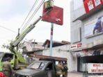 Pemko Medan Tertibkan Reklame Bermasalah di Jalan Marelan Raya