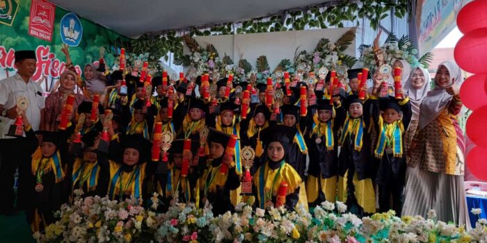 Kades Sukadamai Barat Hadiri Wisuda RA Bina Insani Sidokeno