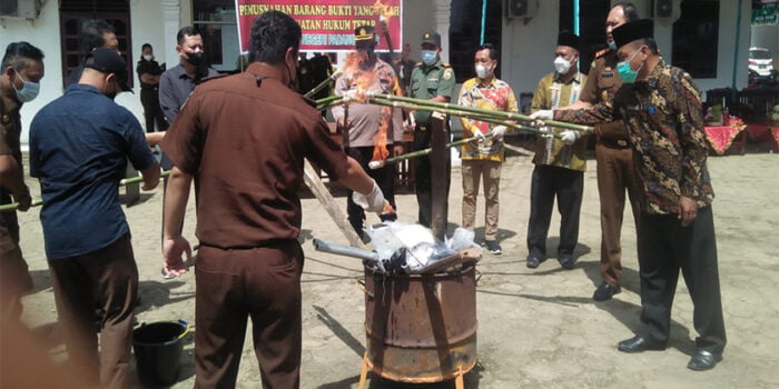 kejari palas musnahkan barang bukti