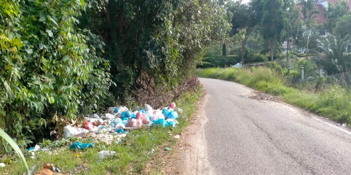 sampah berserakan di jalan