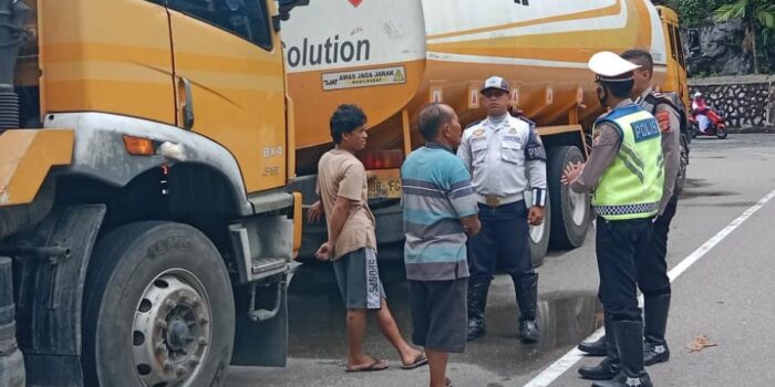Dishub Dan Satlantas Mapolres Aceh Selatan Tertibkan Truk Pengangkut Minyak Sawit CPO
