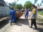 Polres Sergai Bantu Bersihkan Material Rumah Yang Rusak Akibat Angin Puting Beliung