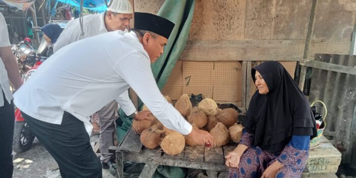 Bupati Madina Salurkan Gajiannya ke Pedagang Pasar Baru Panyabungan