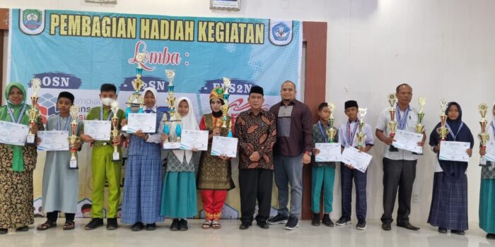 Kadisdikbud Abdya Serahkan Tropi Pemenang Olimpiade dan Festival