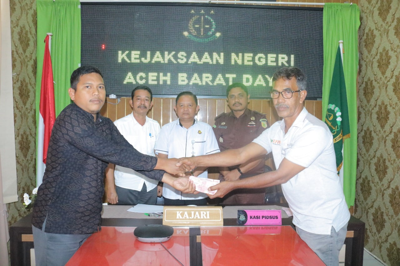 Kepala Kejaksaan Negeri Aceh Barat Daya Heru Widjatmiko SH MH didampingi Kasi Pidsus Riki Guswandri SH dan disaksikan Irban IV Inspektorat mengembalikan uang APBDes yang disalahgunakan. oleh