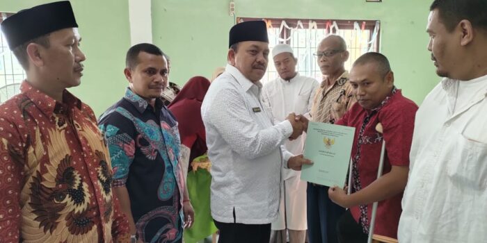 Marzuki Hamid Serahkan Sertifikat Tanah kepada 9 Kepala Keluarga