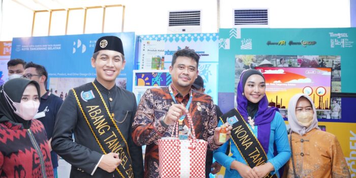 Bobby Nasution Tinjau Stand UMKM Medan di APEKSI Padang