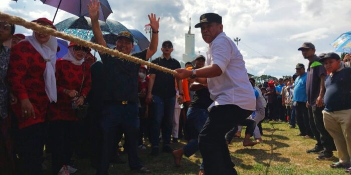Bupati Madina dan Kapolres Ikut Lomba Tarik Tambang