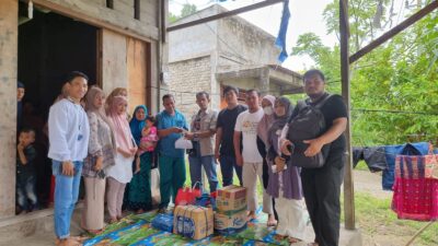 Komunitas Wisata Tuan Tapa Salurkan Bantuan Korban Rumah Ambruk