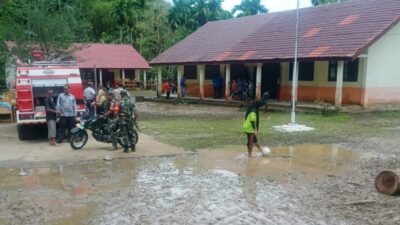 Pemkab Kerahkan Armada Damkar Bersihkan Lumpur di SMPN 3 Meukek