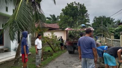 Dikomandoi Kades, Warga Mekarsawit Aksi Gotongroyong