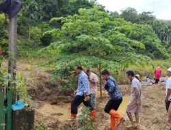 Dihantam Longsor, Warga Tapaktuan Tinggal di Pengungsian
