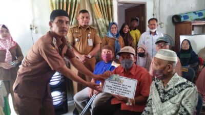 Kades Mekar Sawit Bagikan BLT Untuk Lansia