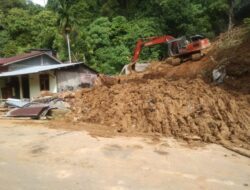 BPBD Aceh Selatan Lakukan Pembersihan Rumah Warga Yang Tertimbun Tanah Longsor