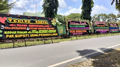Papan  Bunga Dukungan kepada dr Muhammad Riski Ramadan Hasibuan Bermunculan di Gedung DPRD Sergai