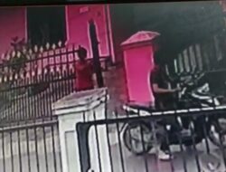 Maling Pintu Pagar di Jermal V Terekam CCTV