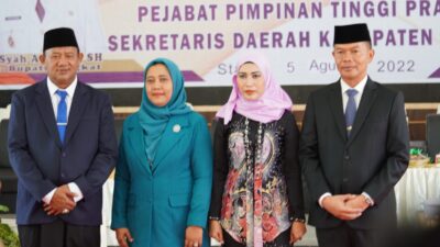 Syah Afandin Terima Penghargaan ‘Dewi Sartika Award’ dari Kemendikbud