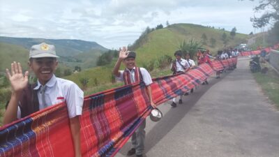 Peringati Hari Ulos Nasional, 700 Meter Kain Ulos Diarak Keliling Pusuk Buhit
