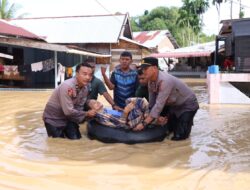 Polisi Selamatkan Lansia Terjebak Banjir di Langsa
