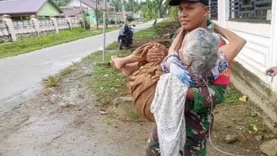 Aksi Gerak Cepat Tanggap Babinsa Evakuasi Warga Terdampak Banjir