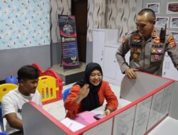 Kapolres Madina Sapa Ibu Rima Lubis Saat Urus SKCK
