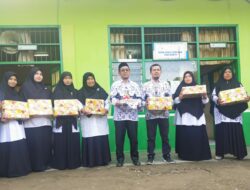 HGN di MIN 6 Aceh Selatan, Siswa Beri Bungong Jaroe Buat Guru