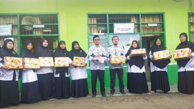 HGN di MIN 6 Aceh Selatan, Siswa Beri Bungong Jaroe Buat Guru