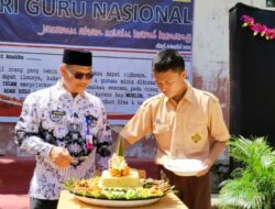 Peringatan HGN, Siswa dan Guru SMPN 2 Tapaktuan Potong Tumpeng