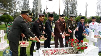 Wakil Bupati Karo Bersama Forkopimda Tabur Bunga ke Makam Pahlawan