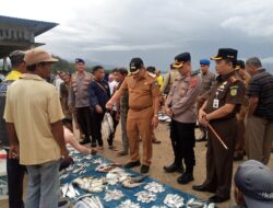 Pj Bupati Abdya Tinjau Pedangan Ikan di PPI Ujung Serangga Susoh