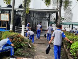 Personil Dishub Bersihkan Pekarangan Masjid Raya Darul Falah Kota Langsa