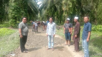 Pemuda Dusun 10 Laksanakan Gotongroyong Bersama Warga