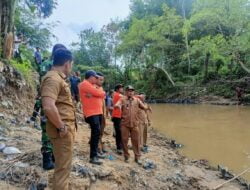 PJ Walikota Langsa Melakukan Pencarian Anak Tenggelam di Sungai