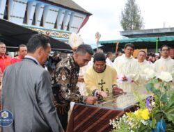 Wabup Karo Tanda Tangani Prasasti Peresmian Gereja Katolik Stasi Berastepu