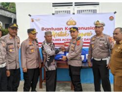 Peduli Masyarakat, Kapolres Abdya Serahkan Bantuan Sosial