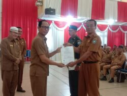 Sejumlah PNS Aceh Selatan Menerima SK Kenaikan Pangkat