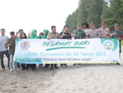 Kompol Eko Yustrianto Lepas Tukik Anak Penyu di Pesisir Pantai