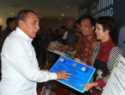 Kuta Galuh Juara I Gubsu Serahkan Bangdes MADU Melalui Kadis PMD Pemkab Karo