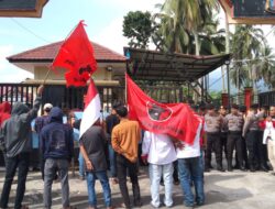Kader Banteng Madina Aksi di Depan Polres Madina