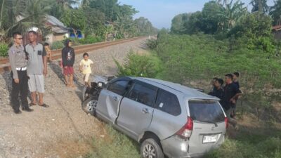 Mobil Avanza Disenggol Kereta Api, Sopir dan Empat Penumpang Luka luka