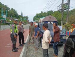 Petugas Pos Pelayanan Ops Ketupat Seulawah Beri Pelayanan