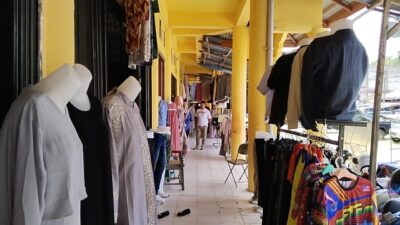 Toko Pakaian di Swalayan Putri Naga Tapaktuan Masih Sepi Pembeli
